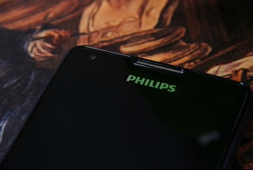 Защитен смартфон от Philips с батерия като на таблет