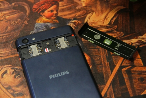 Защитен смартфон от Philips с батерия като на таблет