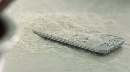 Нов рекламен клип на Galaxy S5 демонстрира преимуществата на водозащитения корпус