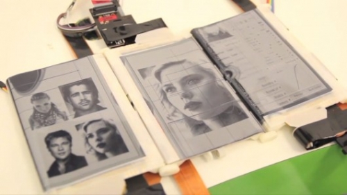 Гъвкавият смартфон PaperFold има три E-Ink дисплея
