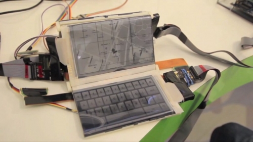 Гъвкавият смартфон PaperFold има три E-Ink дисплея