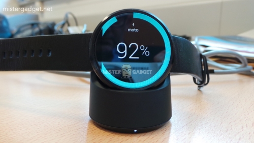 Изтекла снимка показва принципа на зареждане на Moto 360