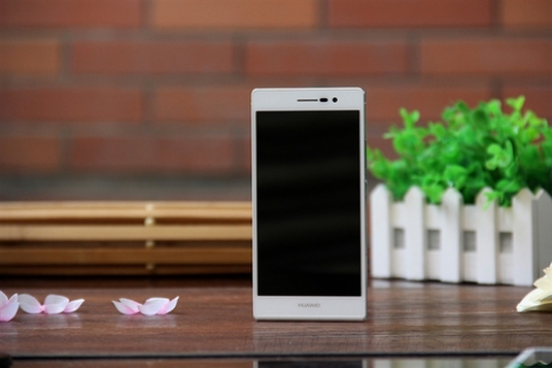 Ръководителят на Huawei показа Ascend P7 със сапфирено стъкло