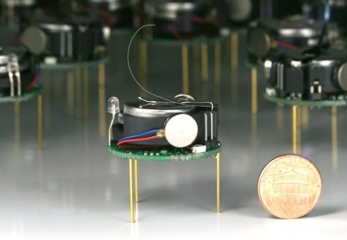 Самоорганизиращ се рояк от 1024 робота
