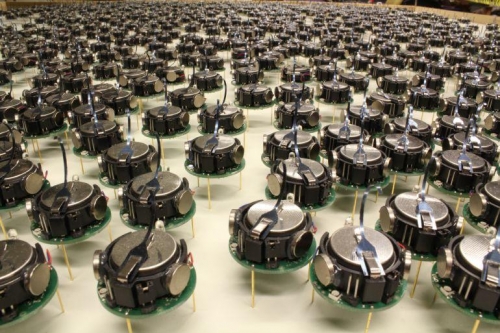 Самоорганизиращ се рояк от 1024 робота