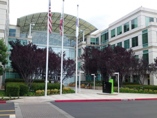 Apple призна, че съхранява потребителски данни на китайски сървъри