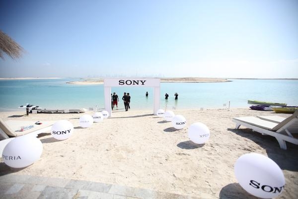 Подводният смартфон магазин на Sony отвори врати
