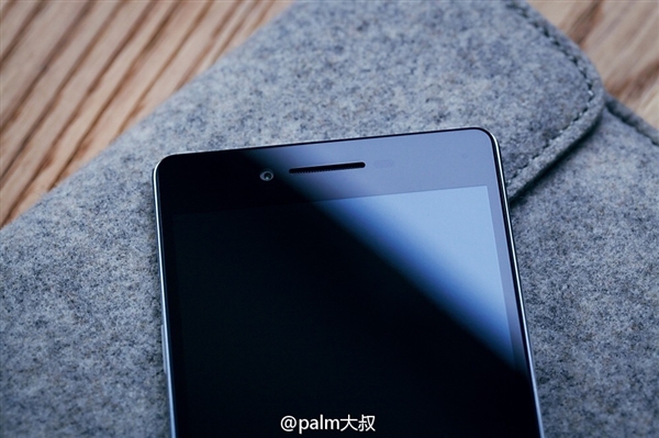 Смартфонът Oppo R1C получил стъклен капак с необичайна рисунка