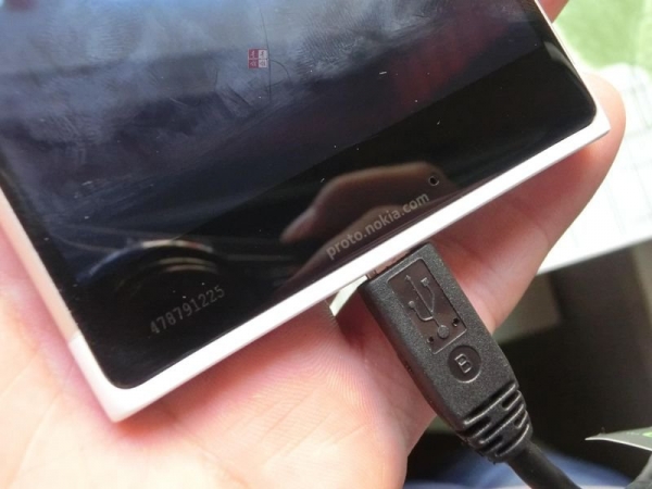 Прототип на Lumia 1030 бе сравнен с iPhone 6