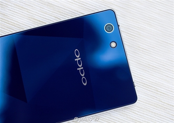 Смартфонът Oppo R1C получил стъклен капак с необичайна рисунка