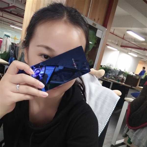Смартфонът Oppo R1C получил стъклен капак с необичайна рисунка