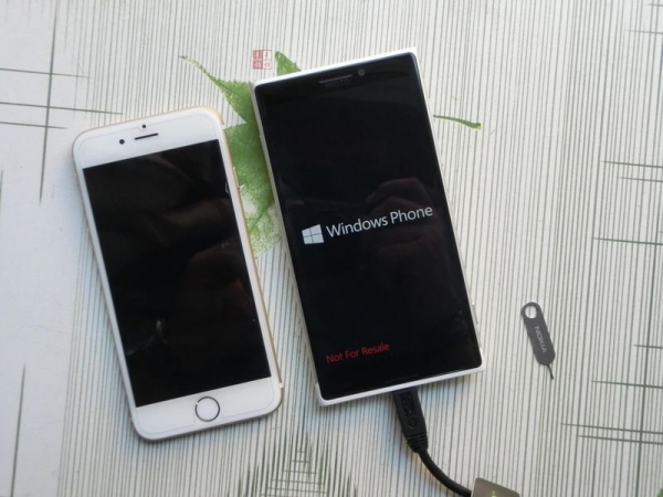 Прототип на Lumia 1030 бе сравнен с iPhone 6