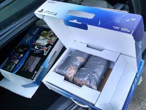 Потребител си купи GTA V бъндъл за PS4 от Walmart, който се оказа пълен с камъни