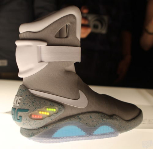 Nike пускат кецове, които ще се завързват сами