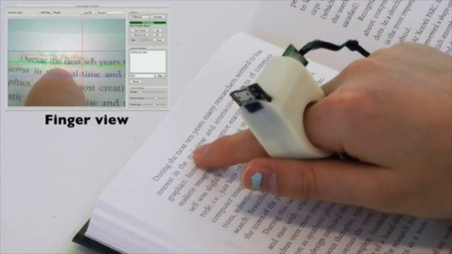 Електронният пръстен FingerReader чете на глас на хора с лошо зрение