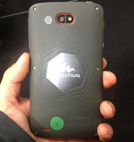 Ръководителят на Archos „удави“ смартфон по време на представянето на неговите възможности