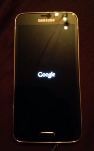 Официална фотография на смартфона Galaxy S5 Google Play Edition