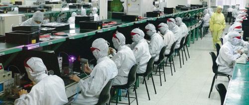 Роботи ще заменят хората при сглобяването на iPhone в заводите на Foxconn