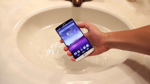 LG G3 се оказа водозащитен смартфон (видео)