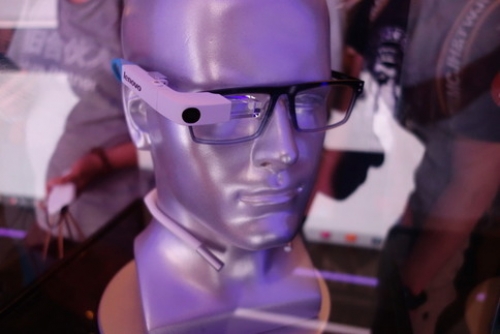 Lenovo показа „умни“ очила, аналогични на Google Glass