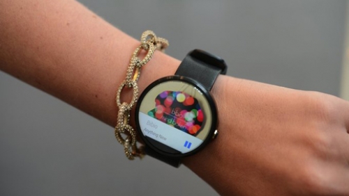 Часовникът Motorola Moto 360 ще получи сензор за осветеност