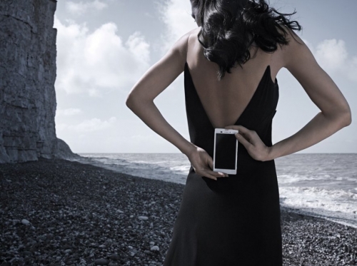 Стилна фото-сесия на новия смартфон от Sony