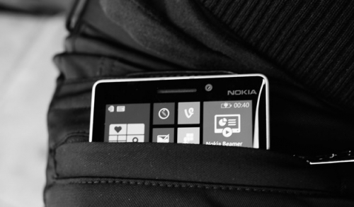 Microsoft предлага да зареждаме смартфона си докато се намира в джоба на панталоните