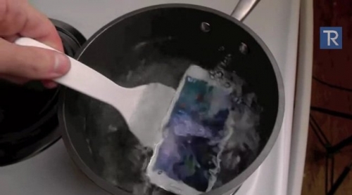 Тест за издръжливост на Galaxy S5 в кипяща вода