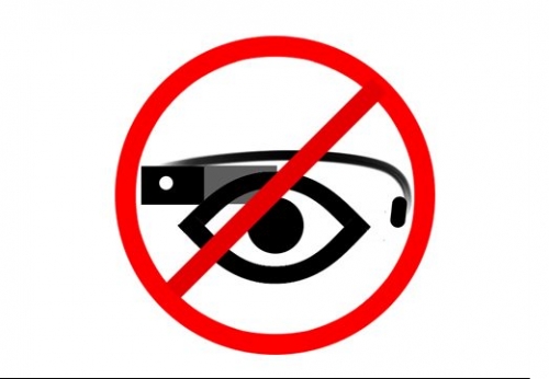 Атакуват и ограбват жена носеща Google Glass в бар