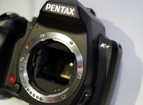 Пръстен с няколко резби прави фотоапаратите на Pentax съвместими с обективи на Nikon и Olympus