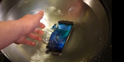 Дроп-тест на HTC One (M8): може да издържа половин час под вода, но е много лесен за надраскване