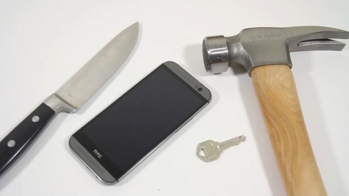 Дроп-тест на HTC One (M8): може да издържа половин час под вода, но е много лесен за надраскване