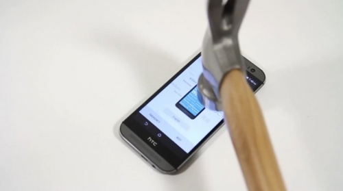 Дроп-тест на HTC One (M8): може да издържа половин час под вода, но е много лесен за надраскване