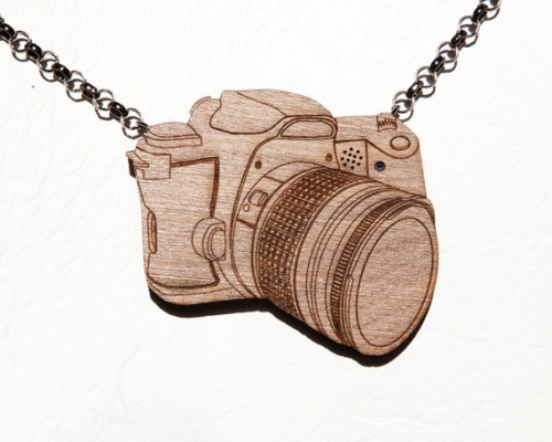 Not-A-Camera е едновременно дървено украшение и фотоапарат