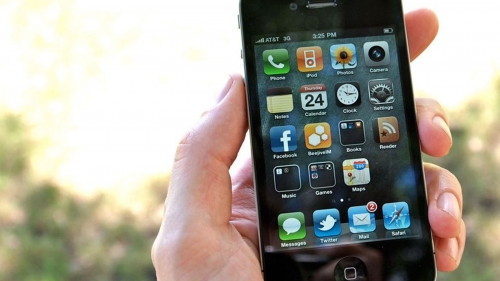 Apple преустановява производството на iPhone 4