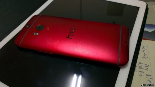 Ярко-червен HTC One (M8) на „живи“ снимки