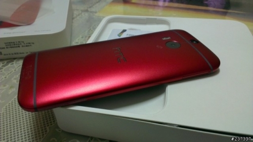 Ярко-червен HTC One (M8) на „живи“ снимки