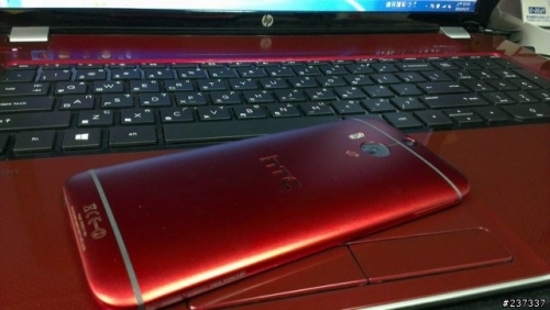 Ярко-червен HTC One (M8) на „живи“ снимки