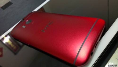 Ярко-червен HTC One (M8) на „живи“ снимки