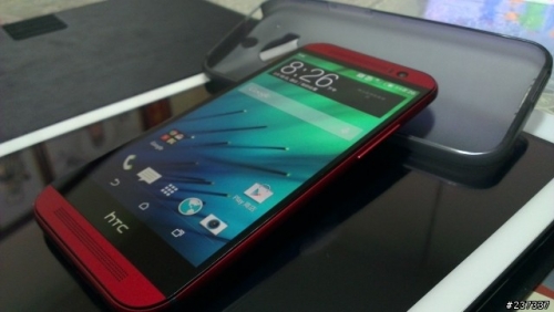 Ярко-червен HTC One (M8) на „живи“ снимки