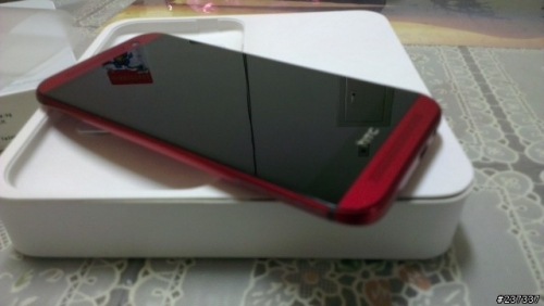 Ярко-червен HTC One (M8) на „живи“ снимки