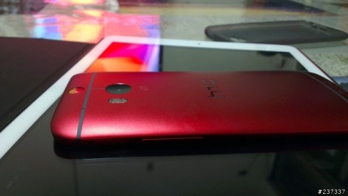 Ярко-червен HTC One (M8) на „живи“ снимки