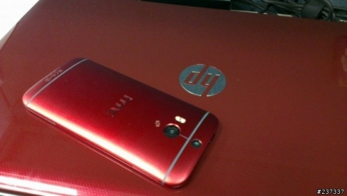 Ярко-червен HTC One (M8) на „живи“ снимки
