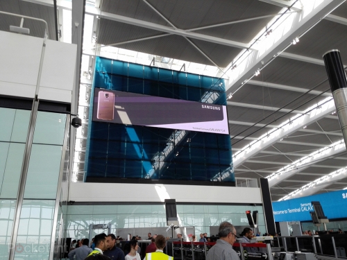 Рекламната кампания на Samsung на „Хийтроу“ се оказа доста по-скромна