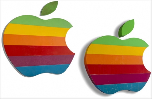 Обявяват на търг две оригинални лога стояли на сградата на Apple