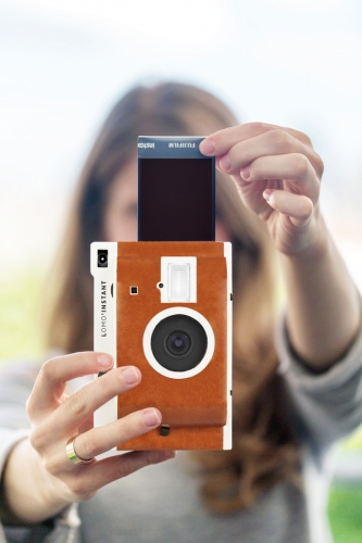 Lomography представиха първия си фотоапарат за моментни снимки