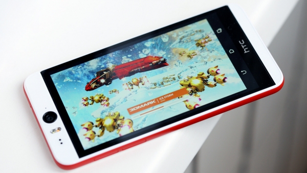 HTC Desire EYE се представя по флагмански в бенчмарковете