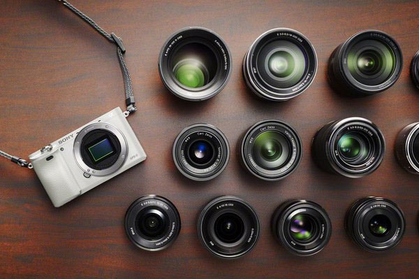 Sony представи коледен вариант на цифровия фотоапарат α6000