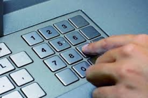 Проникването в банкоматите чрез техния фирмен код все още работи