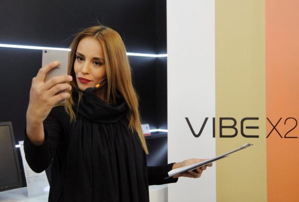 Радина Кърджилова със селфи на Жулиета за българската премиера на Lenovo VIBE X2